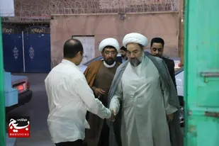 آیت&zwnj;الله محامی پای صحبت اهالی محله در مسجد بلال حبشی زاهدان&nbsp;نشست