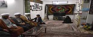 خانواده شهیدمدافع حرم افشین زورقی میزبان نماینده ولی فقیه در سپاه قدس