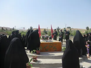 عطرافشانی مزار شهید گمنام در حوزه علمیه خواهران ملایر