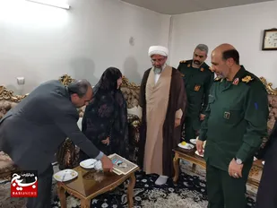 دیدار فرمانده سپاه استان البرز با خانواده شهید بیات +تصاویر
