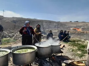 پخت ۱۲ دیگ آش نذری در روستای نوده