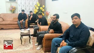 حضور بسیجیان و کادر گردان ۱۲۲امام حسین (علیه السلام) در منزل شهید محسن دریانوش(خلبان هلیکوپتر ریئس جمهور)