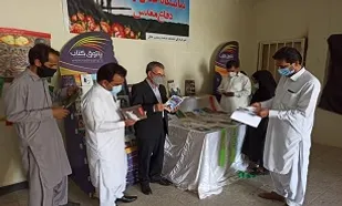 راه اندازی نمایشگاه عکس و کتاب دفاع مقدس در خاش