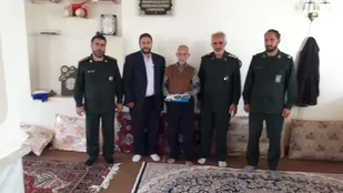 جانشین ناحیه مقاومت بسیج چایپاره با خانواده شهدا دیدار کرد