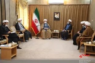 از میان دانشجویان شیعه و اهل سنت نیرو&zwnj;هایی برای نظام تربیت کنید