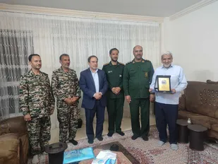دیدار فرمانده ناحیه مقاومت بسیج بیرجند با خانواده شهید شهاب