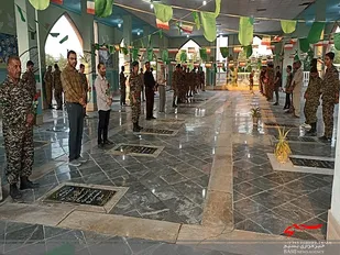 غبار روبی وعطرافشانی قبور مطهرشهدا توسط بسیجیان حوزه روح الله اهرم