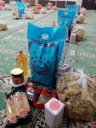 تهیه و توزیع بسته های کمک مومنانه بین نیازمندان