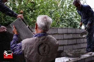 جهادگران بسیجی منزل خانواده بی بضاعت را دیوارکشی کردند