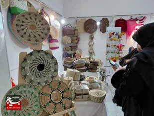 بانوان هنرمند هم استانی محصولات تولیدی خود را در نمایشگاه با هنران به نمایش گذاشتند