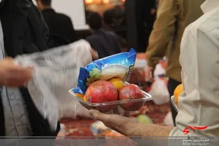 اهدای 300 بسته یلدایی به همت بسیجیان حوزه امام جواد(ع)