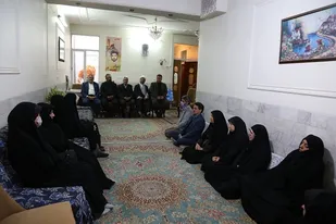 دیدار جمعی از دانشگاهیان با خانواده شهدا