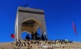 بازدید فرمانده سپاه و جمعی از کارکنان سپاه سرپل ذهاب از یادمان شهدای بازی دراز