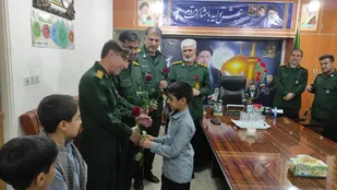 دانش آموزان کهگیلویه با شاخه گُل به سراغ فرماندهان سپاه رفتند + (فیلم و تصاویر)