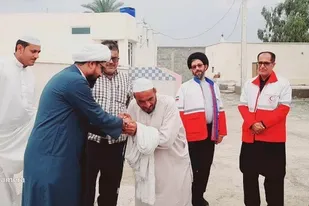 حضور امام&zwnj;جمعه نیمروز و معاون امور جوانان هلال&zwnj;احمر کشور در مناطق سیل&zwnj;زدۀ بلوچستان