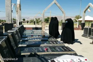 غبارروبی و عطر افشانی گلزار شهدای شهرستان نهاوند