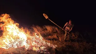 مهار آتش&zwnj;سوزی بیش از ۴۰ هکتار از مراتع سراب با همدلی محیط&zwnj;بانان و جوامع محلی