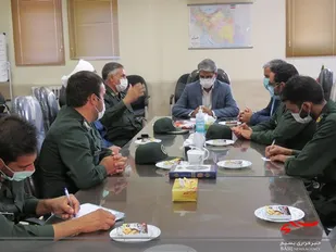 تجلیل فرمانده ناحیه خوروبیابانک از فرماندار شهرستان بمناسبت هفته دولت