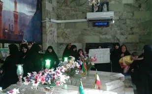 عطر افشانی مزار شهدای گمنام توسط خواهران بسیجی منطقه 13تهران