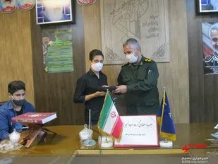 دیدار فرمانده سپاه ناحیه خمینی شهر با اعضای گروه سرود نسیم رحمت