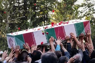 پیکر جانباز شهید نیکخواه بهرامی بر روی دستان همرزمان و مردم شهید پرور کرج تشییع شد