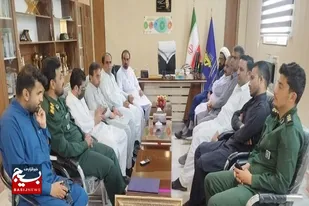 امام خمینی(ره) می فرماید: که دست بازو بسیجیان را ببوسم که بدون هیچ چشم داشتی کار میکنن و در کنار مردم هستند