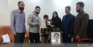 اهدای مدال جهانی پرورش اندام به خانواده شهیدعلی&zwnj;وردی