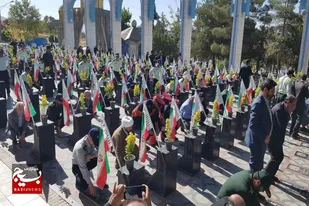 غبارروبی و عطرافشانی مزار ۲۱۲ شهید شهر تویسرکان