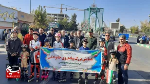 تجلیل از خانواده پُرتعداد قوچانی در همایش پیاده‌روی