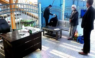 انجام تست کرونا از مسافران در ایستگاه راه آهن قم