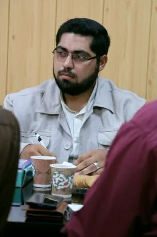 هنرمند بسیجی جناب آقای علی انصاری گفت: سردار سلیمانی نماد شجاعت و ایثار است.