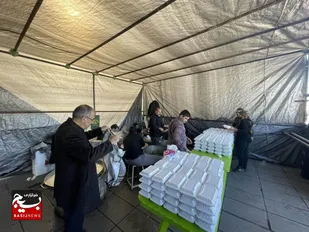 ۲۵۰۰ بسته غذای گرم نذری بین زائران حرم فاطمه معصومه(س) توزیع شد