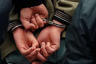 دستگیری سارقان فروشگاه ها و محتویات داخل خودرو در اراک / اعتراف به 20 فقره سرقت