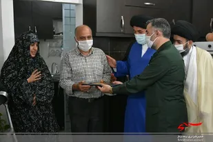 لوح سپاس رئیس بسیج مستضعفین به خانواده شهید حاجی زاده اهدا شد