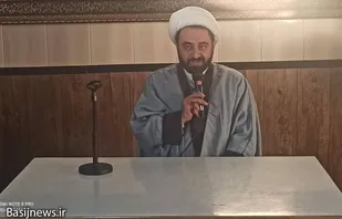 دوری از تعاریف و تمجیدها از نشانه های مومن است