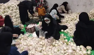 از توزیع1350بسته معیشتی و 20تن پیاز رایگان در شهرستان زرند خبرداد