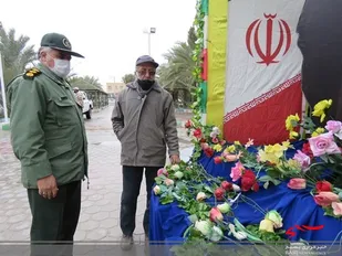 تمثال مبارک حضرت امام خمینی(ره) در خوروبیابانک گلباران شد/تصاویر