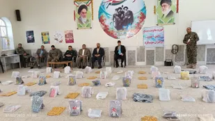 رزمایش کمک مومنانه با توزیع نوشت افزار در دشت آزادگان