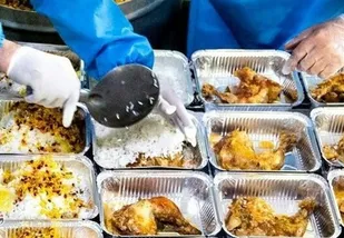 توزیع روزانه ۱۵ هزار پرس غذای گرم بین نیازمندان یزدی در ماه رمضان