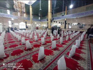 توزیع ۱۳۰۰ بسته معیشتی بین نیازمندان گرمساری