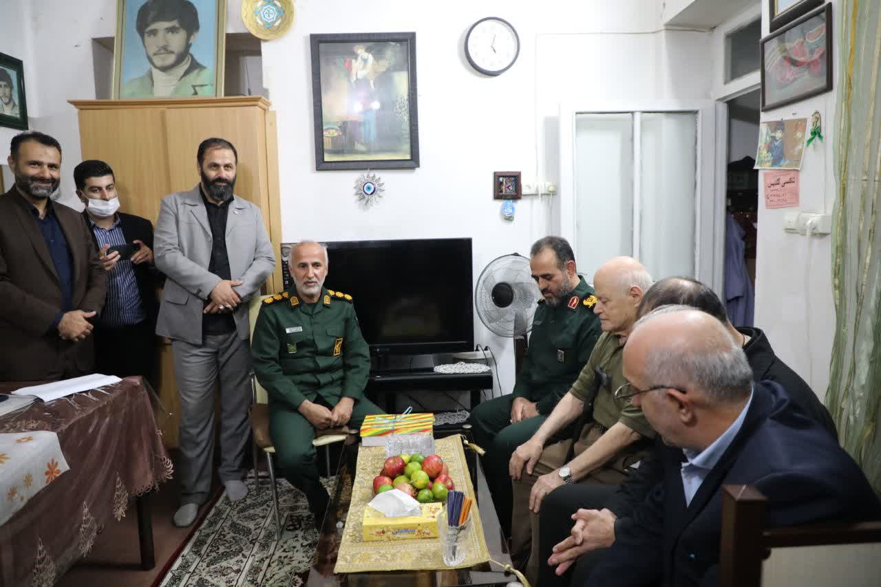 دیدار فرمانده سپاه قدس گیلان با خانواده شهید ورزشکار علی غبرانژاد دیدار فرمانده سپاه قدس گیلان با خانواده شهید ورزشکار علی غبرانژاد