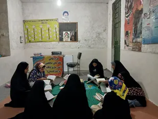 جلسه روان&zwnj;خوانی قرآن و آموزش احکام جوانه&zwnj;های صالحین پایگاه شهید انبارکی روستای انبارک