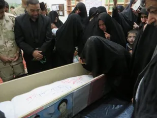 آخرین وداع خانواده با پیکر مطهر شهید &laquo;احمد روستایی&raquo; در ملایر