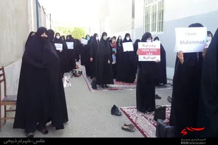 تجمع طلاب حوزه علمیه خواهران ملایر در محکومیت اهانت نشریه فرانسوی