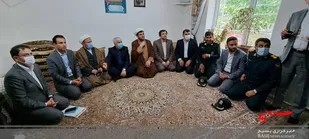 تقدیم هدایای رهبری توسط وزیر ورزش به خانواده شهید ملااحمدی