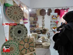 بانوان هنرمند هم استانی محصولات تولیدی خود را در نمایشگاه با هنران به نمایش گذاشتند