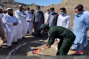 کلنگ زمین فوتبال چمن مصنوعی در سرباز بر زمین خورد