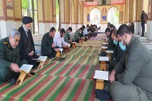 محفل انس با قرآن در جوار گلزار شهدای شهر مرودشت برگزار شد