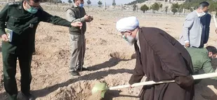 کاشت۳۰۰ اصله نهال به یاد شهدای دفاع مقدس و مدافعان حرم در سپاه پیشوا