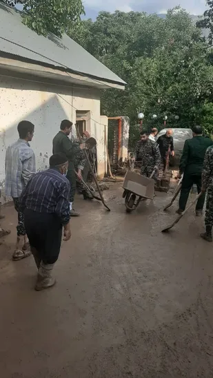 حضور جهادگران بسیج سازندگی سپاه استان در مناطق سیل زده الموت شرقی